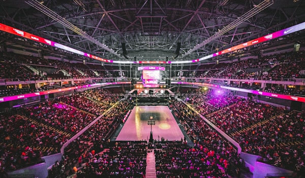 NBA篮球比赛精彩扣篮瞬间，球员在空中展现出强大的爆发力与技巧