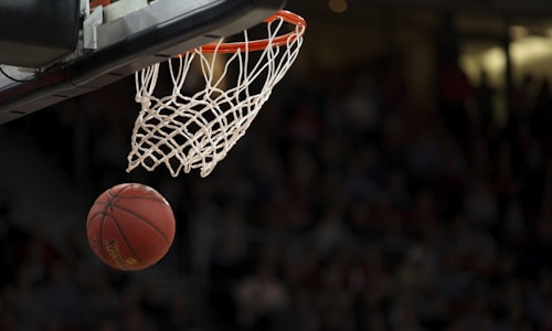 NBA季后赛压哨绝杀瞬间，球员出手后全场屏息凝视的紧张时刻